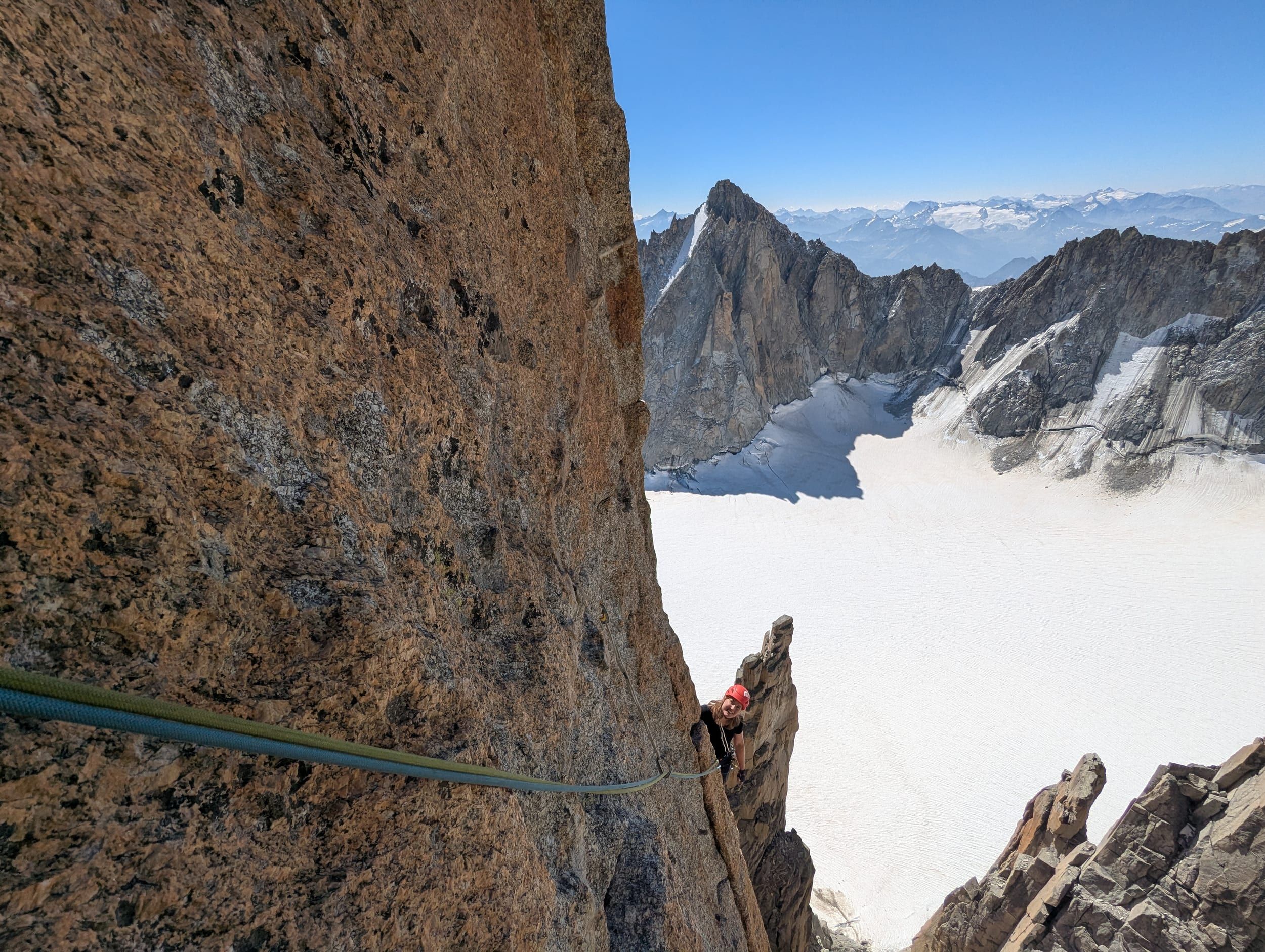 Blick vom Stand am Ende von Seillänge 11, Franzi kurz vor dem Ausstieg in die O Sole Mio.