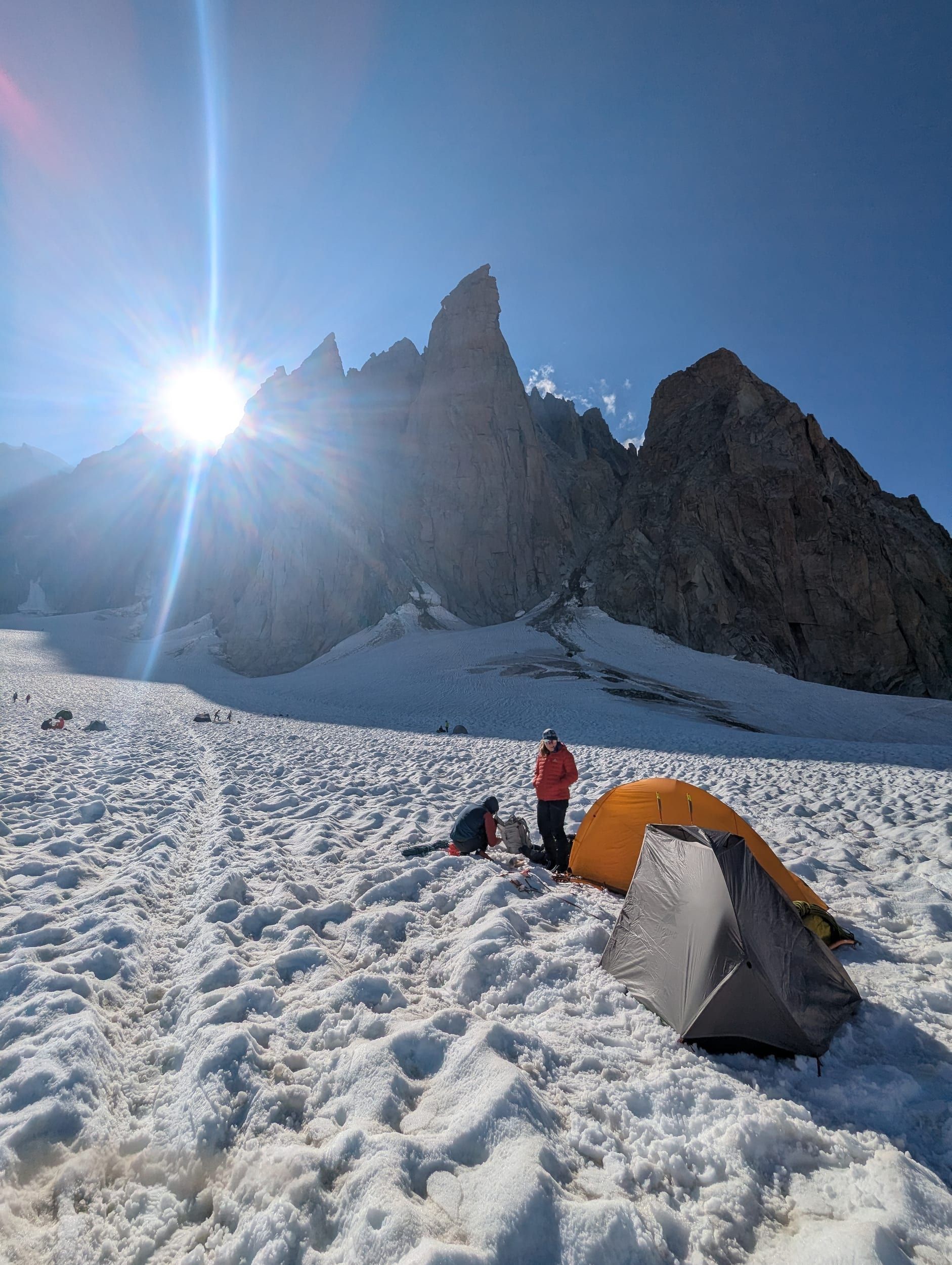 Zeltaufbau am Bivak im Hintergrund die Grand Capucin